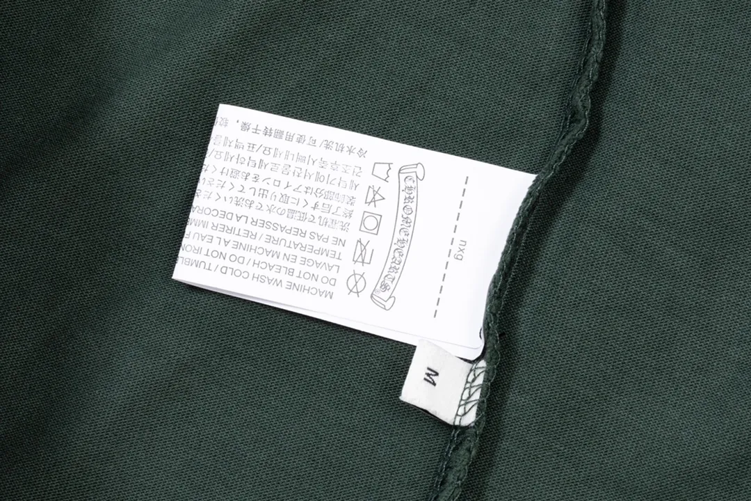 P220 CHROME HEARTS LoGo is fashionable and elegant, with dropped shoulders. The fabric is made of 26s double-yarn combed cotton compact spinning yarn with a weight of 280. It is matched with 1*1 Salona rib. The fabric is fermented and has a loose fit. Color: dark green (washed with holes) size: S～XXL